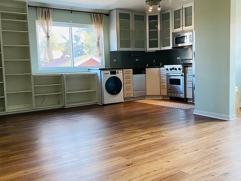 Designer Kitchen With Viking Appliances and Custom Cabinetry.