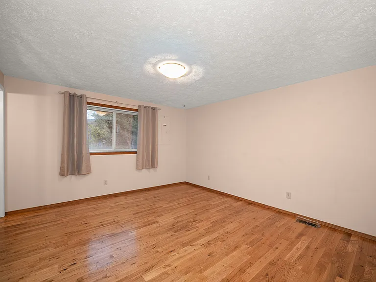 224 W 4th St — Photo 14