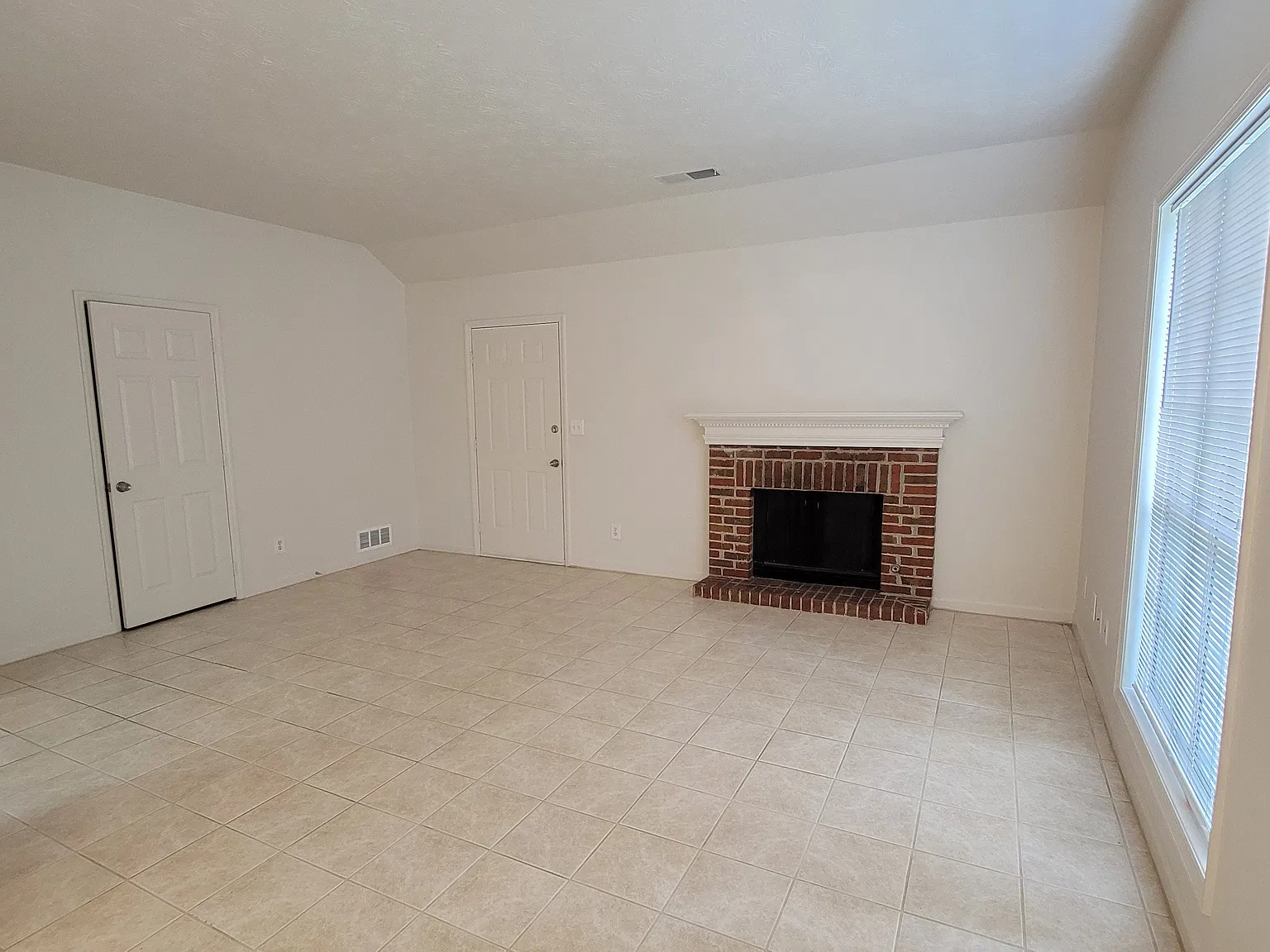 Spacious 2 Bedroom Single-Story Duplex! — Photo 2