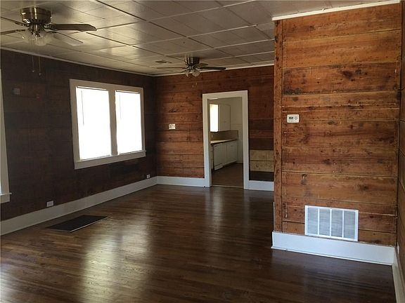 3rd image of 906 N Bell Ave