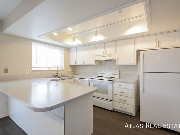 5th image of 2565 Iris St