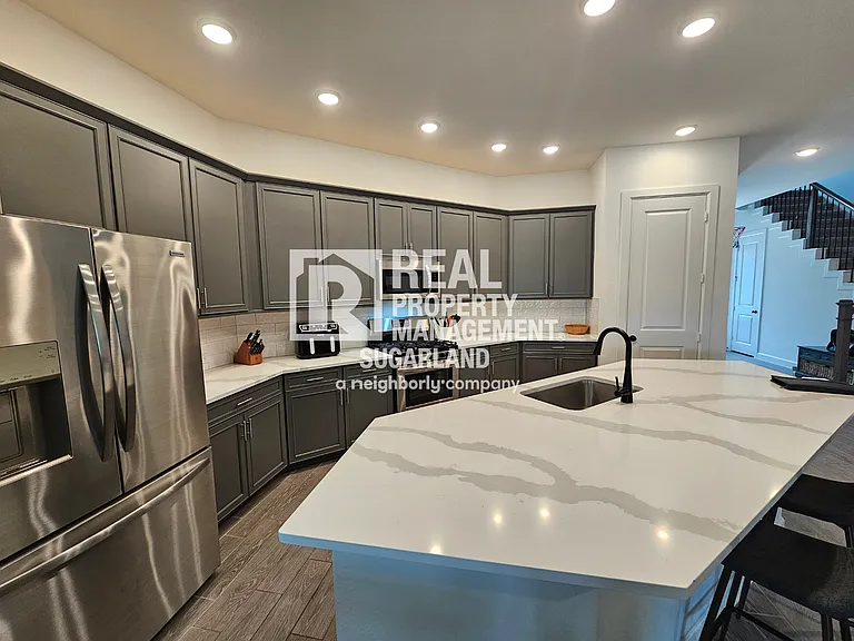 1414 Emma Lake Dr — Photo 2