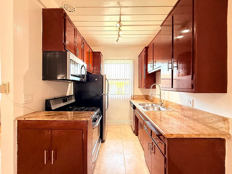 1376 N. Serrano Avenue — Photo 32
