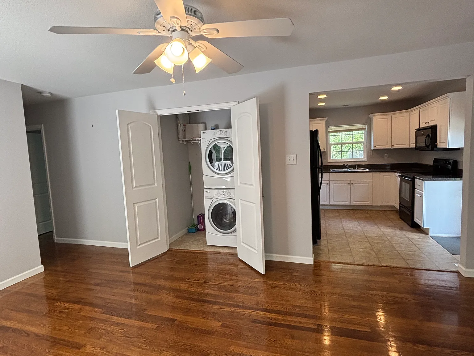 3 bed, 1000 sqft, $2,100 — Photo 2