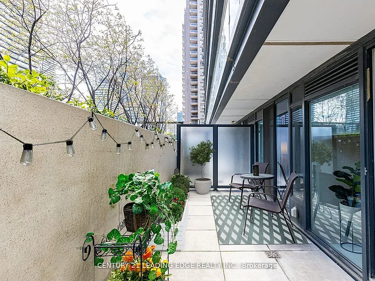 955 Bay St #913 — Photo 17