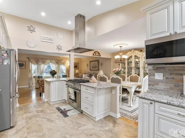9 Driftwood Dr, Parlin, NJ 08859