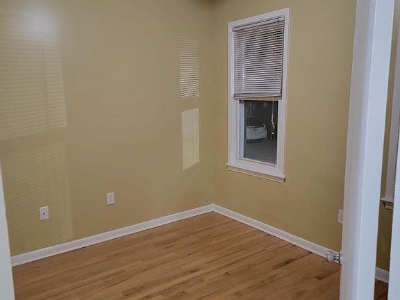 3rd image of 22 Lyons Pl Floor 1