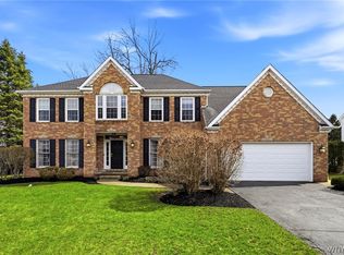 7 Pinelake Dr, Williamsville, NY