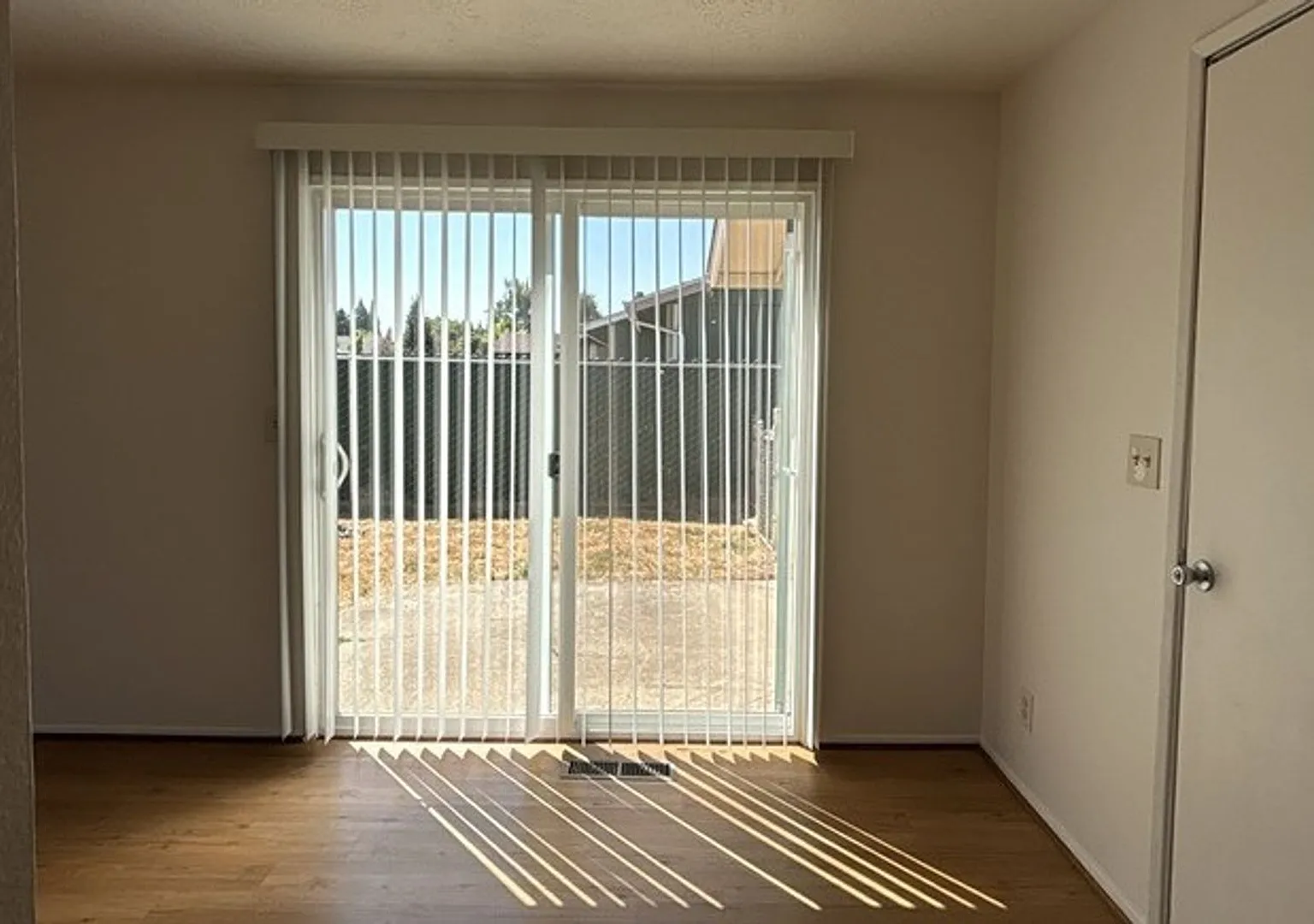 3Bd/1Ba Single Story House - Available to View! — Photo 4
