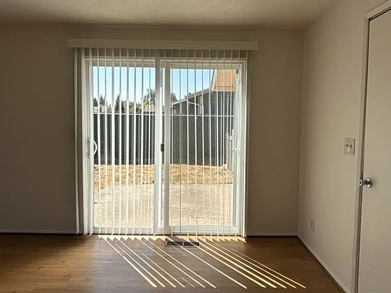 966 Royalty Dr NE — Photo 4