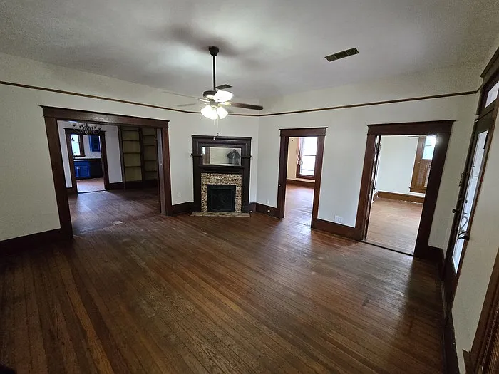 3 bed, 3.0 bath, 2700 sqft, $2,100 — Photo 2