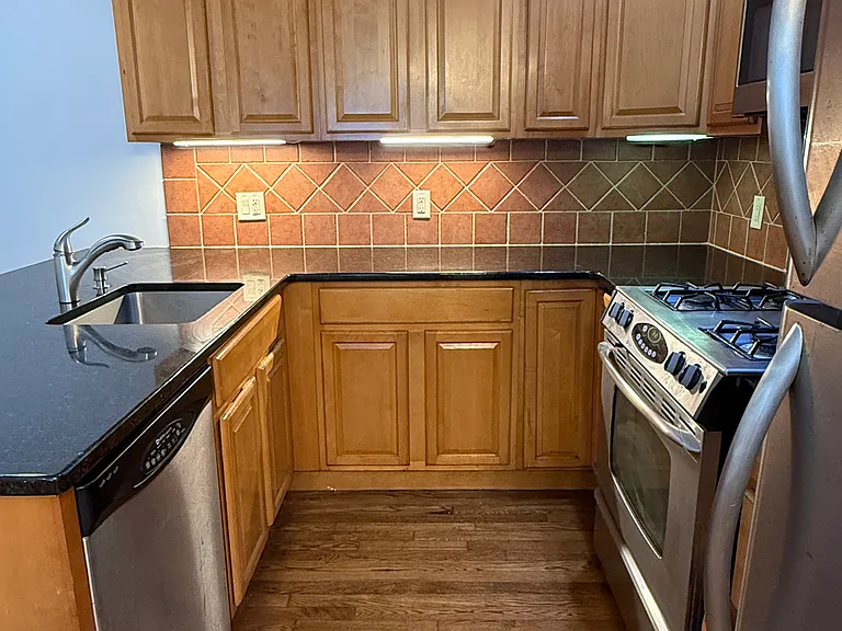 317 7th Ave #8 — Photo 3