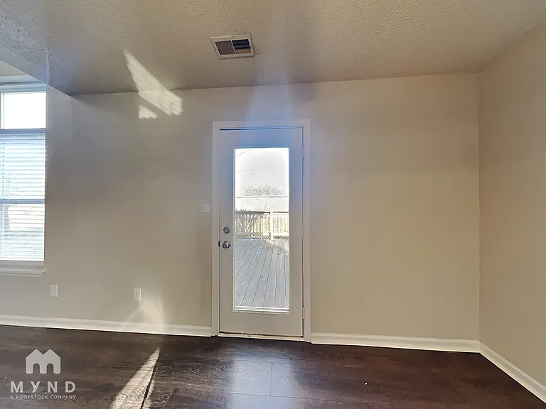 1698 Prairieview Ln — Photo 13