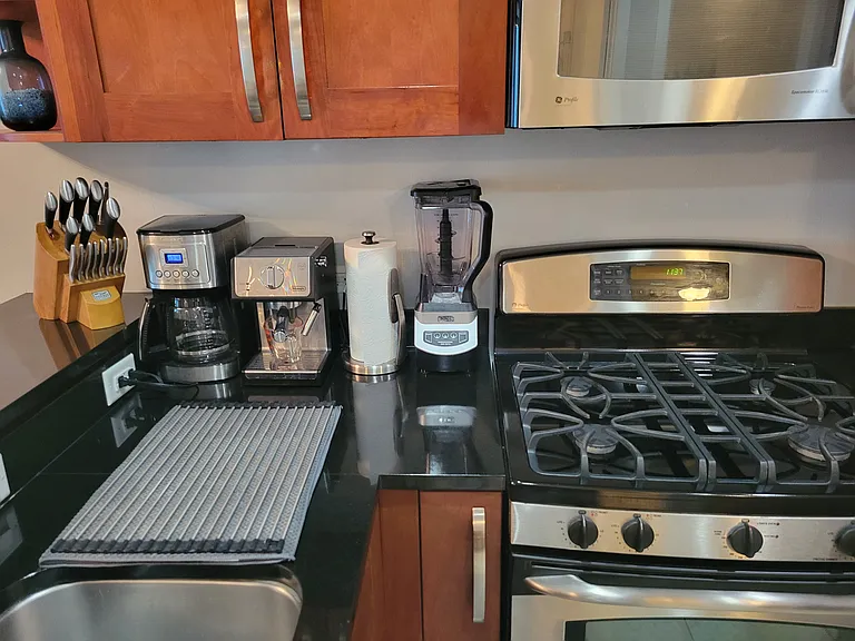 Kitchen coffee maker, espresso machine, blender, knife set, etc...