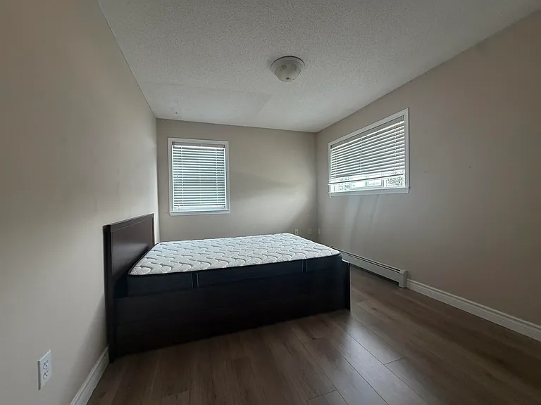 9228 Pinewell Cres — Photo 8