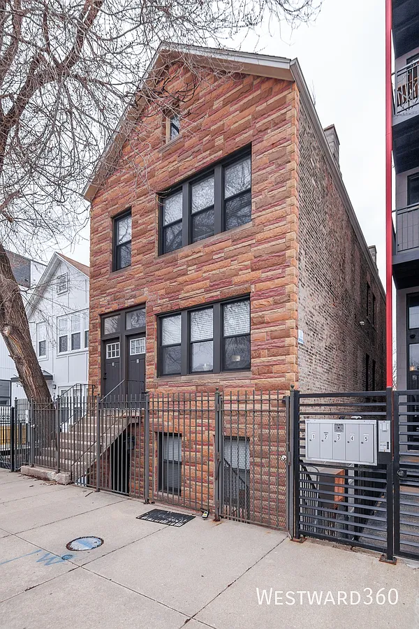 Available 9/1 - 3bd/2bth With In Unit Wd In Pilsen! — Photo 1