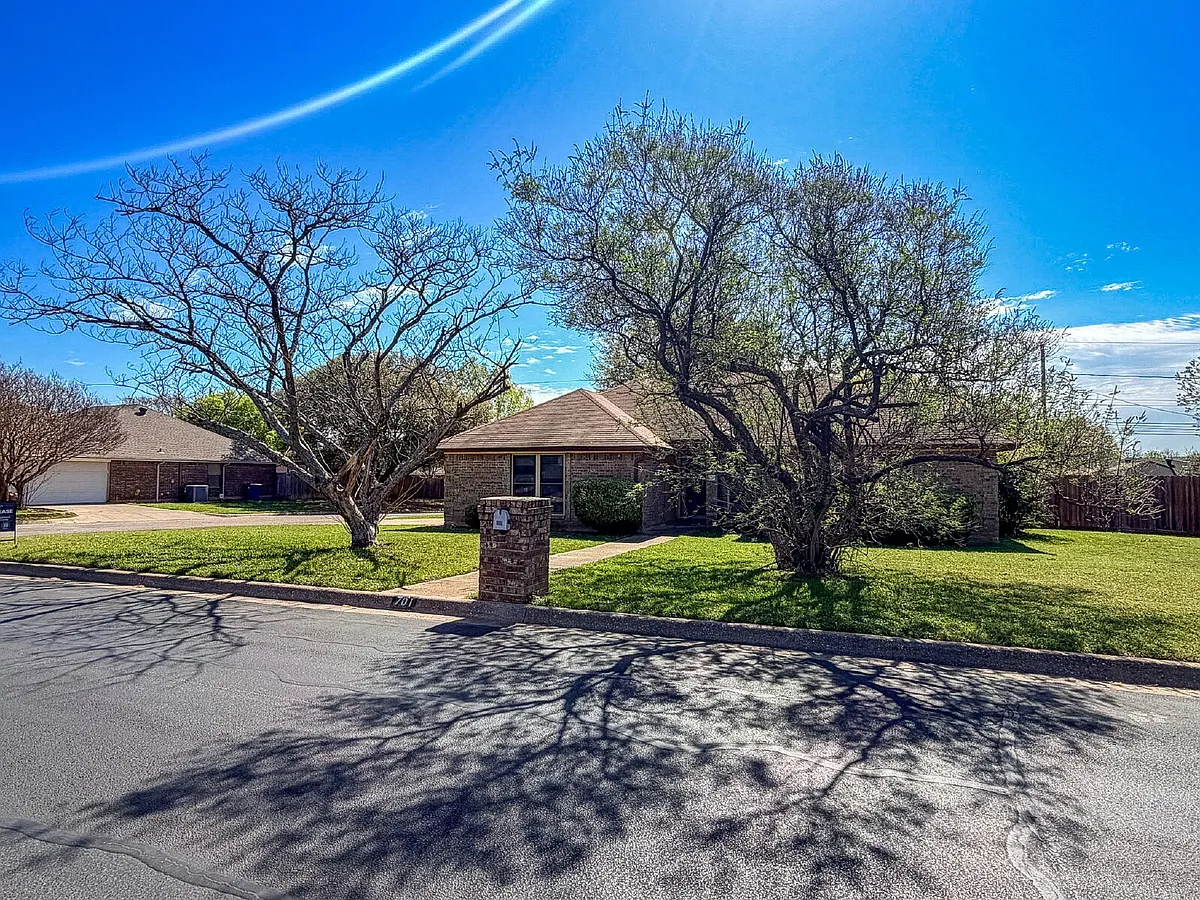 Building Photo - 701 Daniels Dr