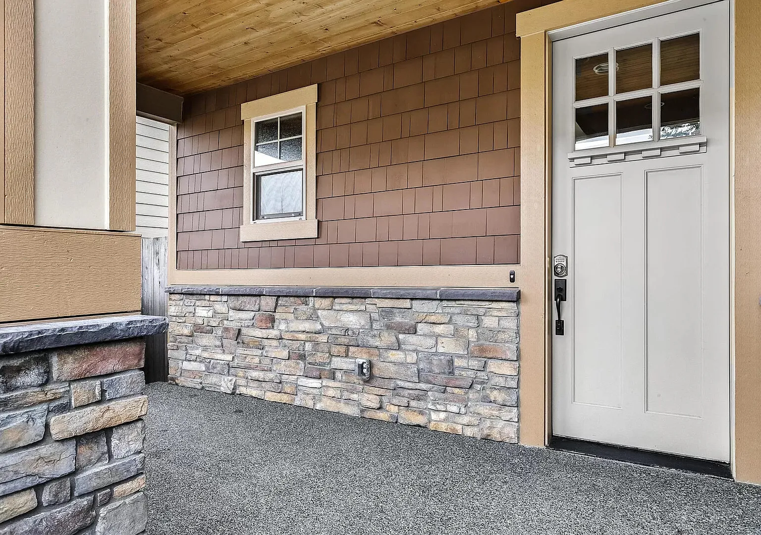 Beautiful And Pristine Home In Prime Lynnwood Location — Photo 4