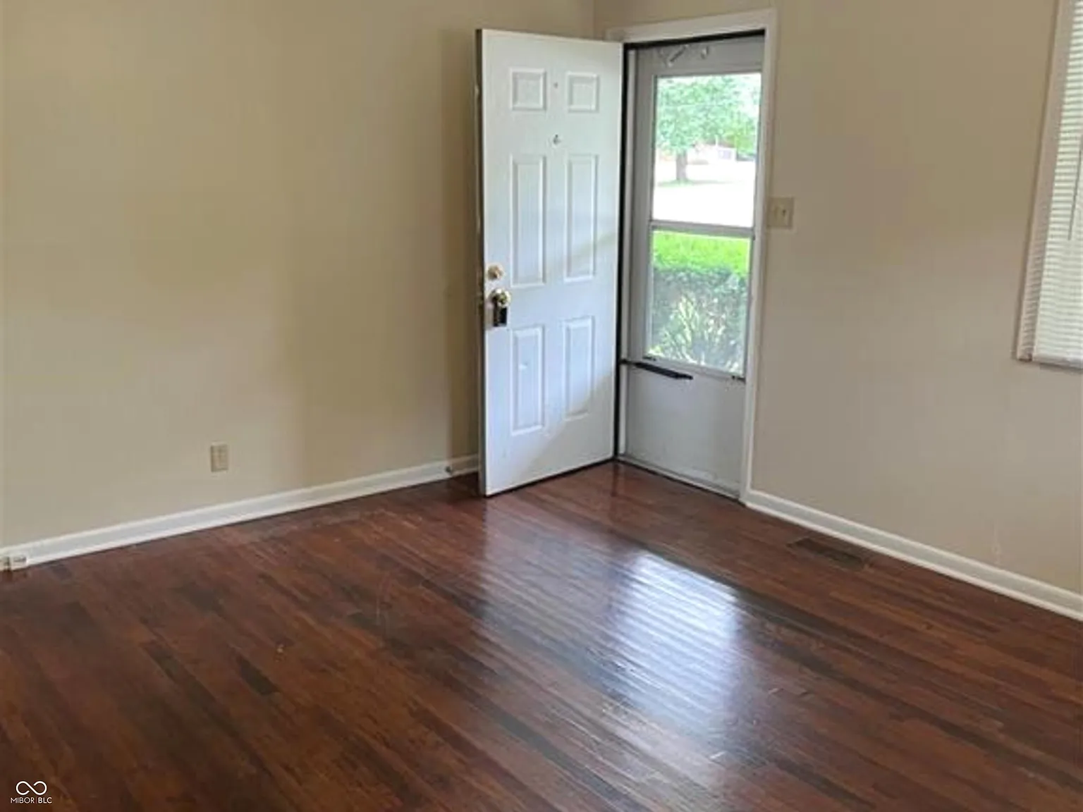 2 bed, 1.0 bath, 864 sqft, $995 — Photo 3