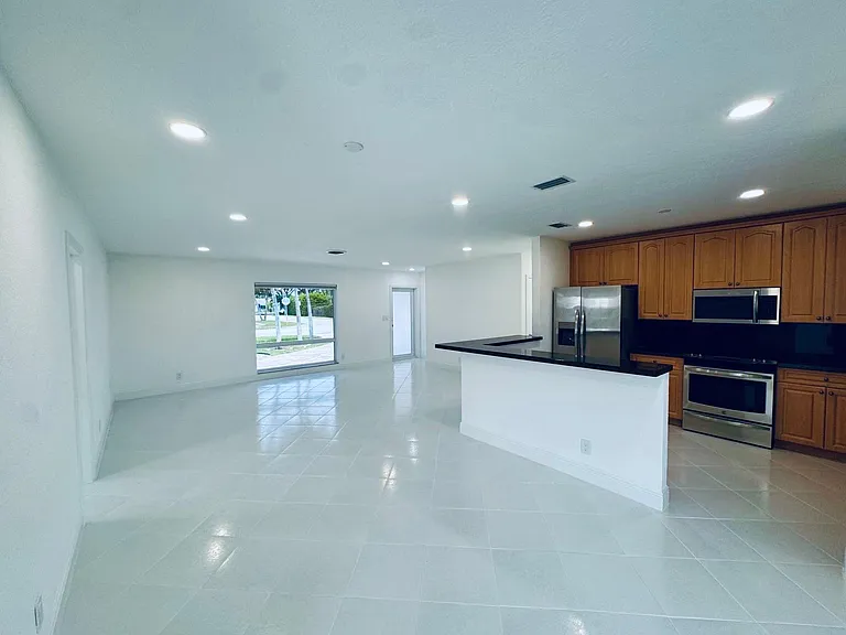 1200 SW 12th Ter — Photo 3