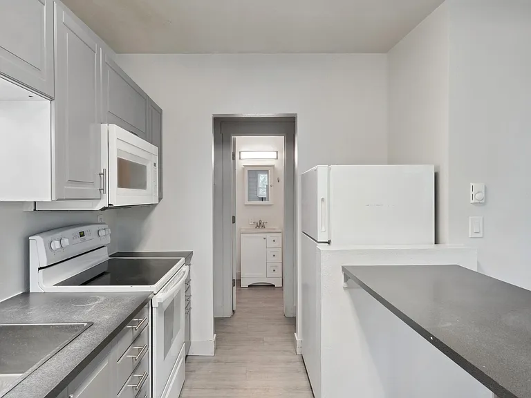 135 E 2nd St — Photo 17