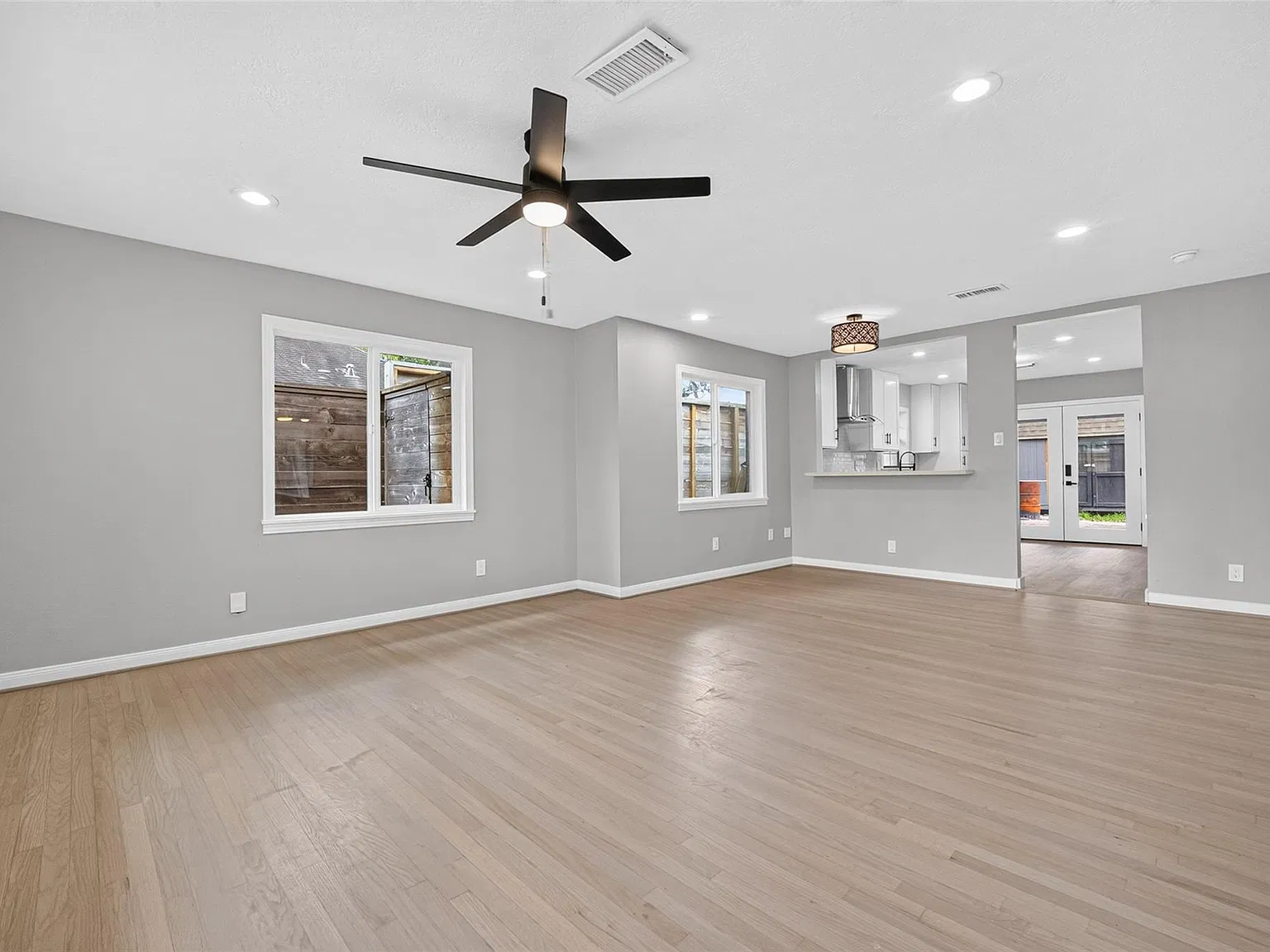 2 bed, 1.0 bath, 1031 sqft, $2,350 — Photo 2