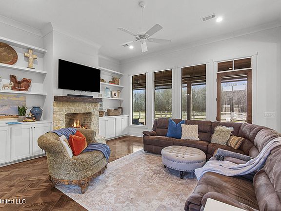 5th image of 115 Crossview Pl