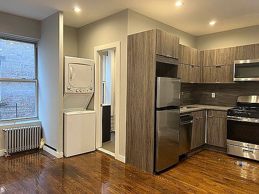 3rd image of 318 E 106th St APT 8