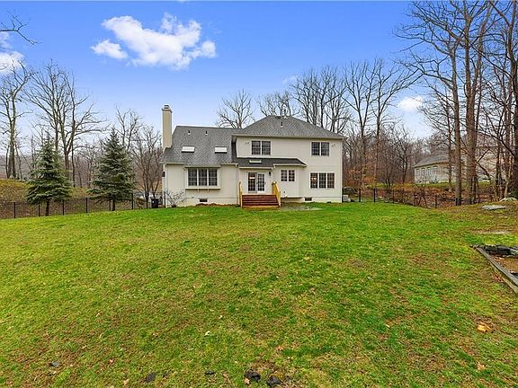 3rd image of 3 Red Oak Ln