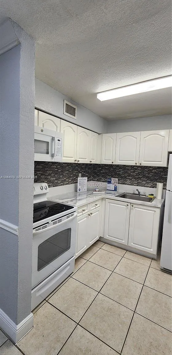 Sunset Palms East Condo — Photo 2