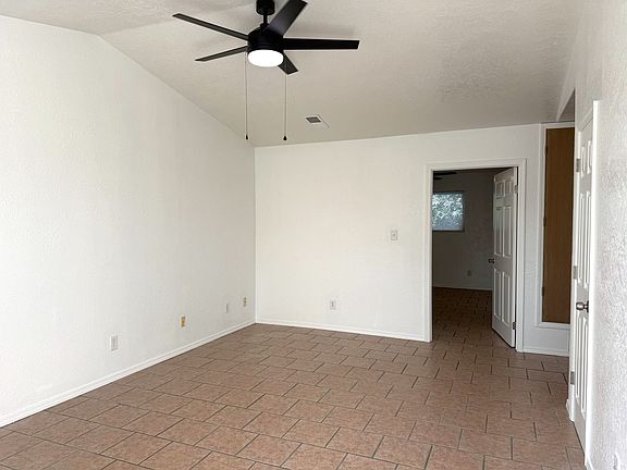 4th image of 686 Tulip Rd SE #I
