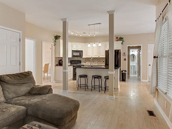 5th image of 65 Thornwood Dr