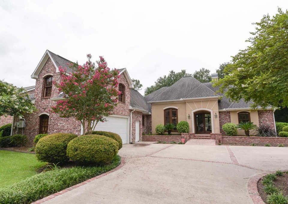 1st image of 396 Rosemount Dr