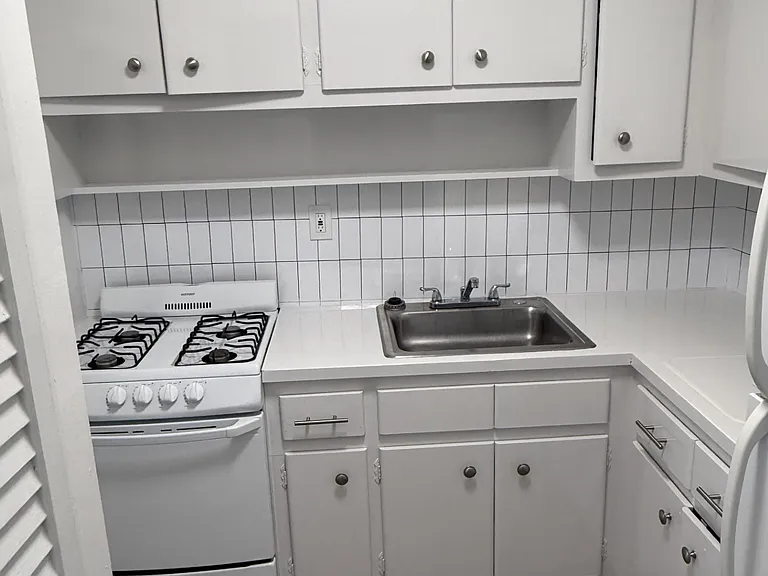 Esquire Apartments — Photo 9