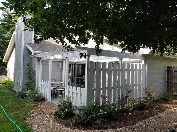 Patio w/ Pergola