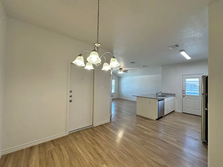 1813 Clovis Dr — Photo 17