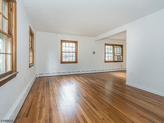 4th image of 140 Hill St