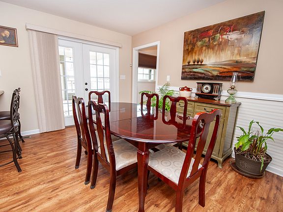5th image of 156 Honeysuckle Ln