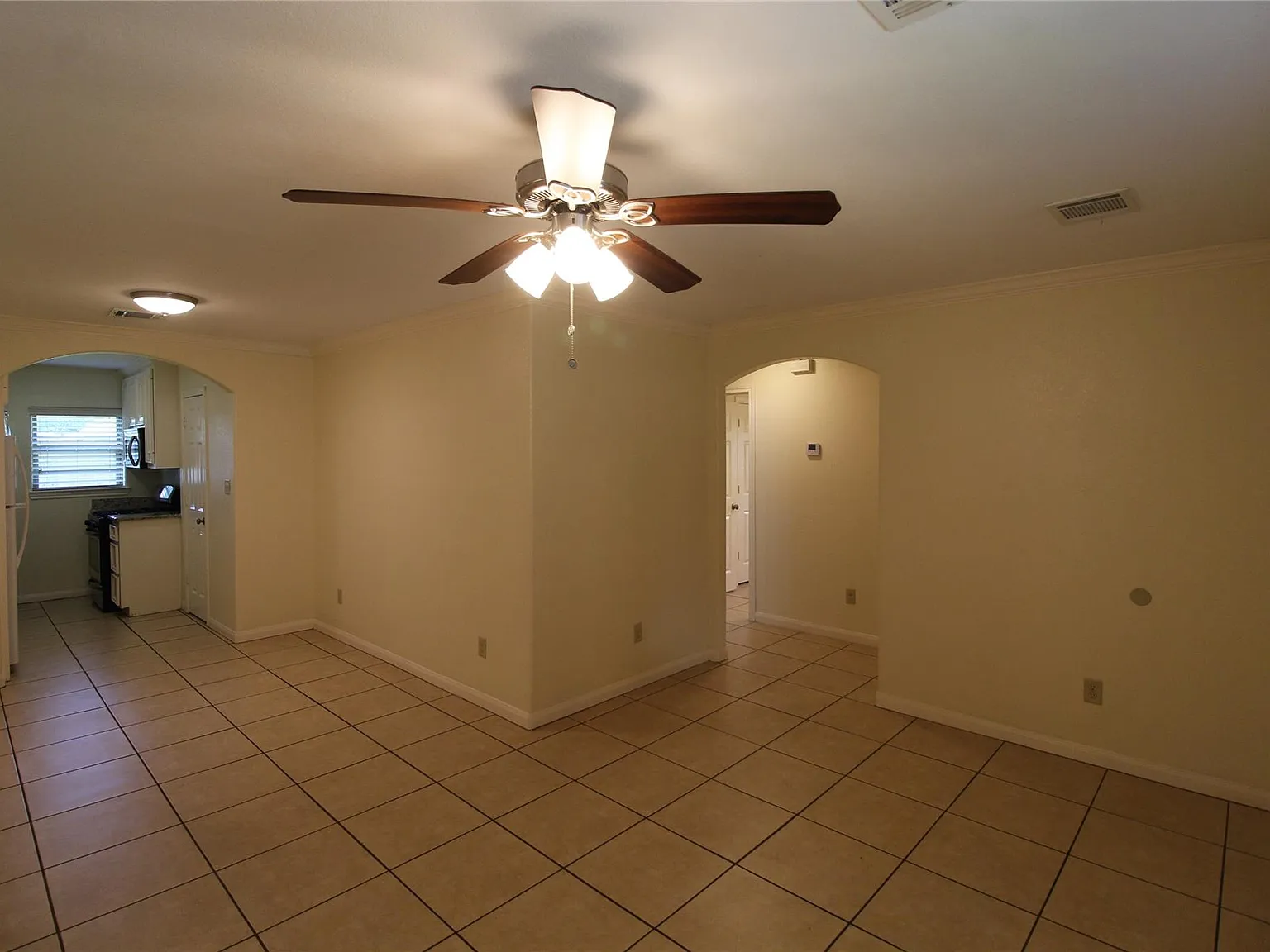 3 bed, 2.0 bath, 1002 sqft, $1,500 — Photo 4