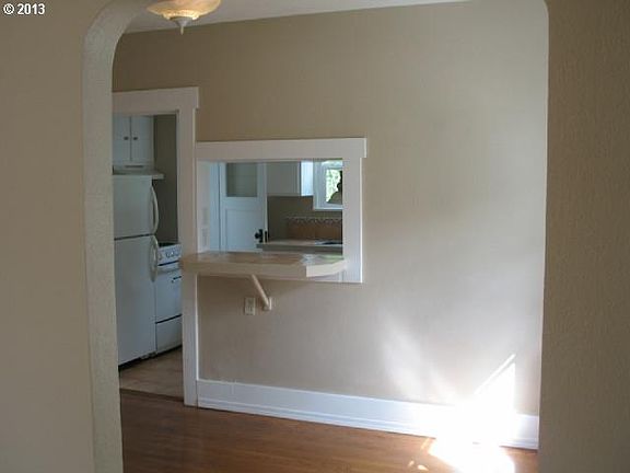 4th image of 2126 E McLoughlin Blvd