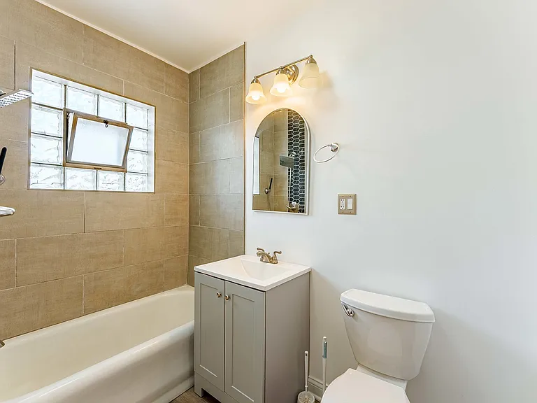 2551 N Lockwood Ave #B3 — Photo 8