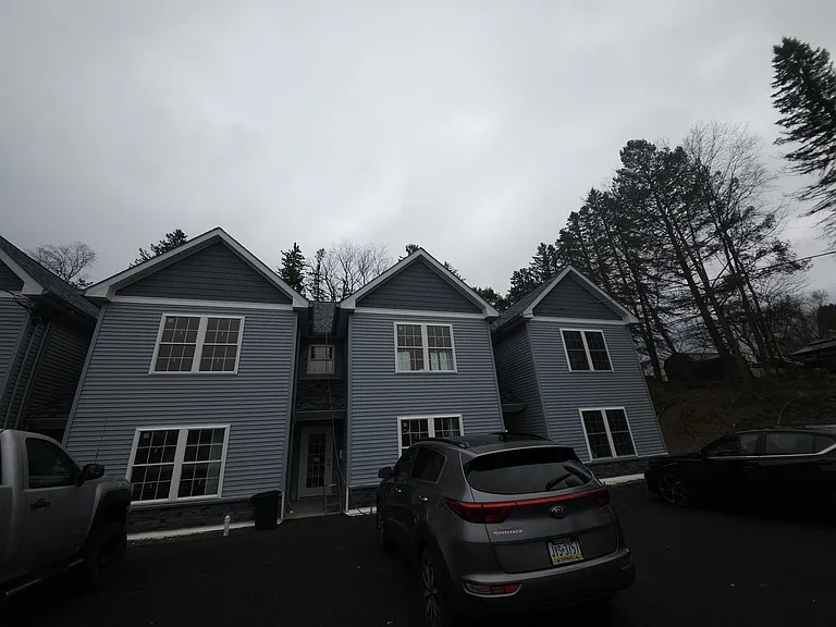 1068 Lakeland Dr — Photo 4
