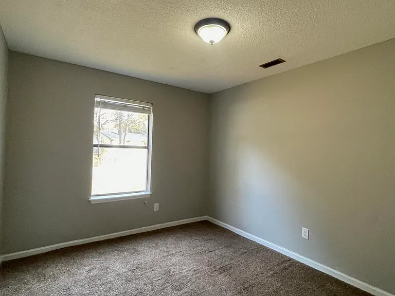 1002 Stillwood Cir — Photo 2