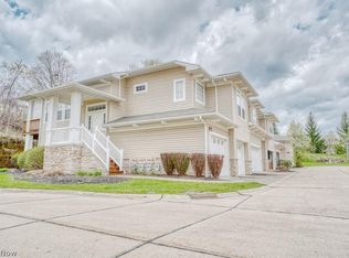 124 Stonegate Cir, Seven Hills, OH 44131