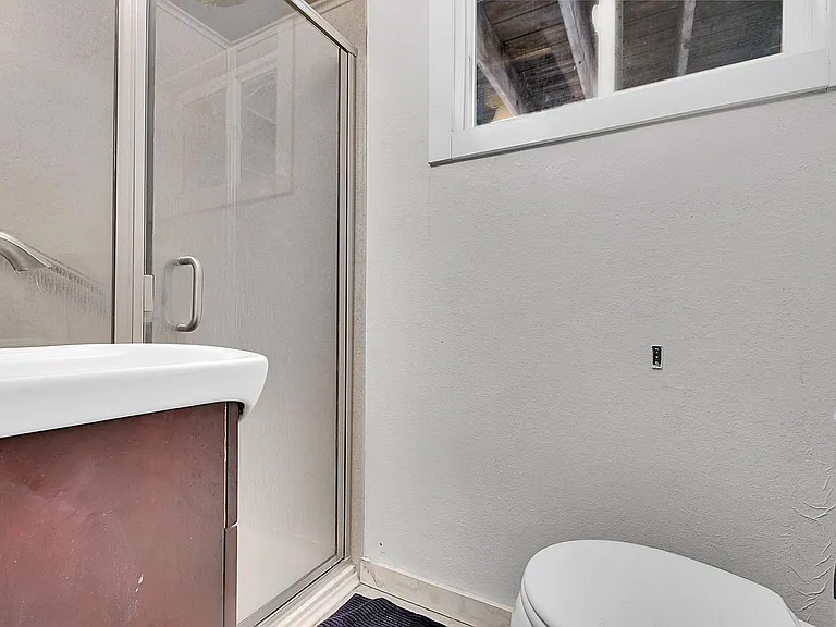 2027 Roland Dr — Photo 17