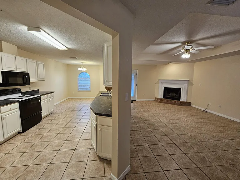 9425 Victoria Ln — Photo 3