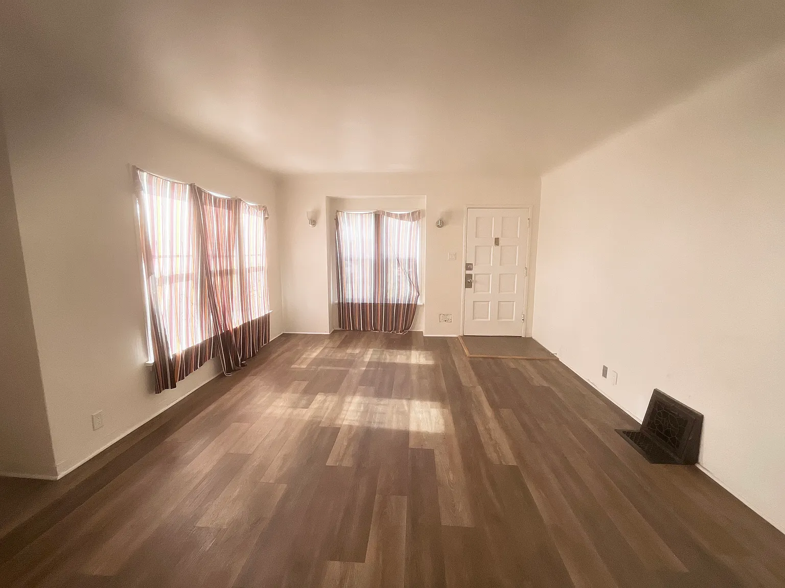 2 bed, 730 sqft, $2,241 — Photo 4