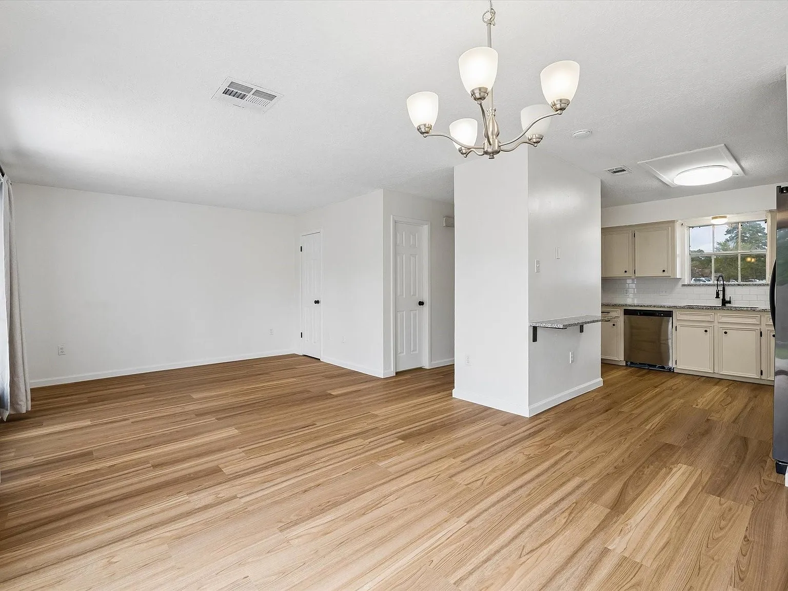 2 bed, 1.5 bath, 1172 sqft, $1,450 — Photo 3