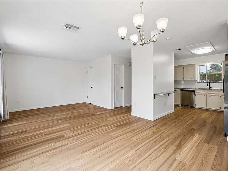 1600 Hazelwood St #B — Photo 3