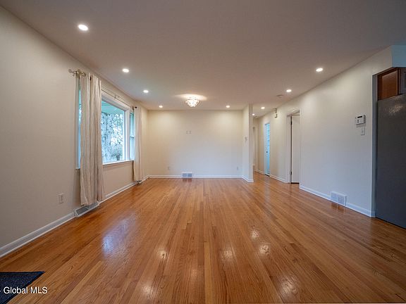 3rd image of 83 Lawnridge Avenue